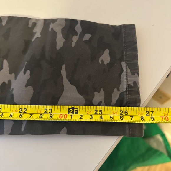 Banana Republic Camo Straight Leg Cargo Pants | Size 2 - Picture 10 of 10
